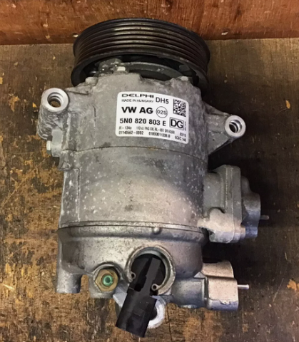 Compressor do ar condicionado Audi / Seat / Skoda / VW ( 5N0820803E )